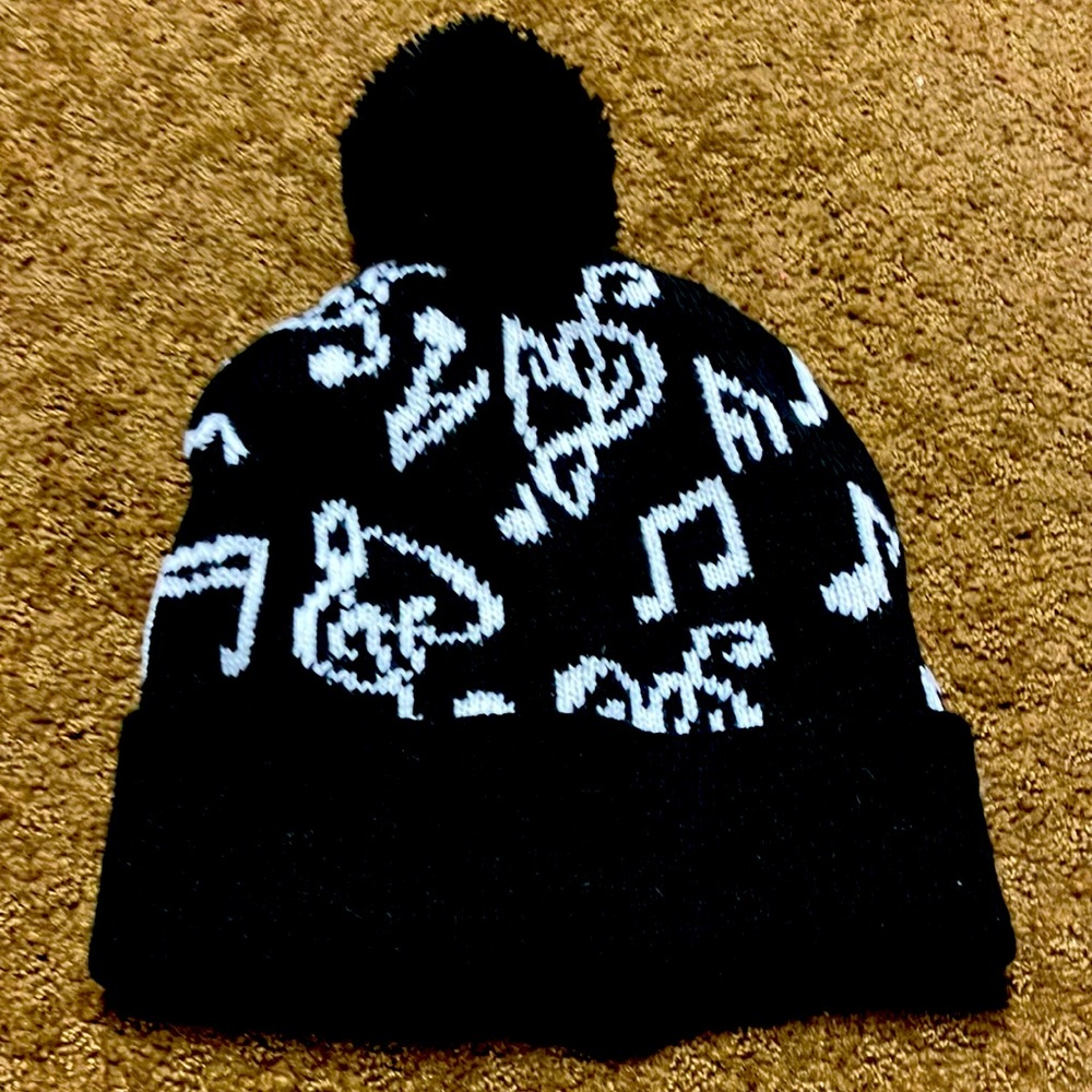 Music pom pom black & white hat with musical notes EUC-like new Winter hat